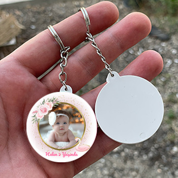 Kuğu ile Çiçekler Simli Fon Temalı Daire Plastik Doğum Günü Anahtarlık