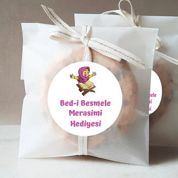 Kuran Okuyan Kız Çocuk ile Beyaz Fon Temalı Sticker