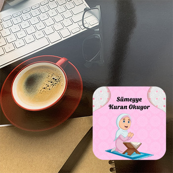 Kuran Okuyorum Pembe Temalı Bardak Altlığı