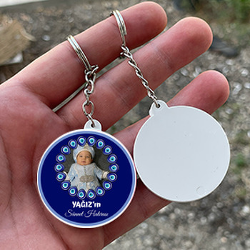 Lacivert Fonda Nazar Boncuğu Çerçeve ile Sünnet Temalı Daire Plastik Anahtarlık