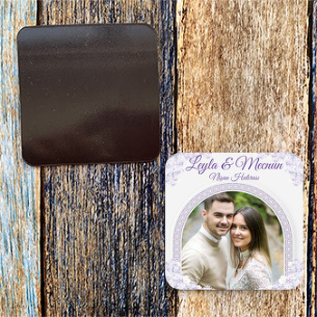 Lila Çiçekler ile Antik Kemer Çerçeve Temalı Kare Magnet