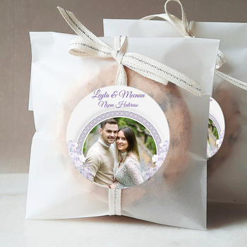 Lila Çiçekler ile Antik Kemer Çerçeve Temalı Resimli Sticker