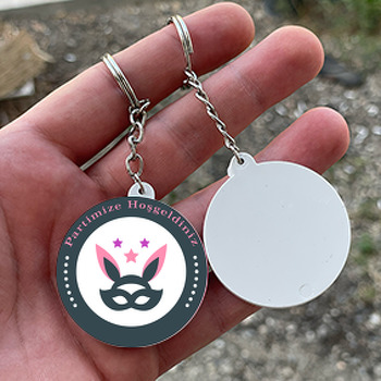 Maskeli Tavşan Parti Temalı Daire Plastik Anahtarlık