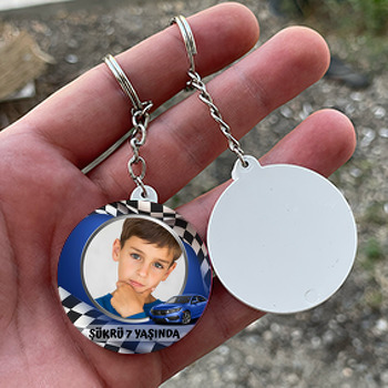 Mavi Araba ile Yarış Bayrağı Temalı Daire Plastik Doğum Günü Anahtarlık