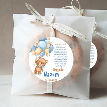 Mavi Balonla Uçan Sevimli Erkek Ayı Temalı Sticker