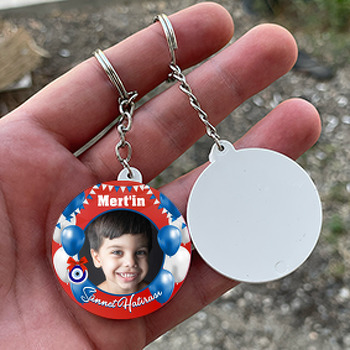 Mavi Beyaz Balonlarla Kırmızı Fonda Sünnet Hatırası Temalı Daire Plastik Doğum Günü Anahtarlık