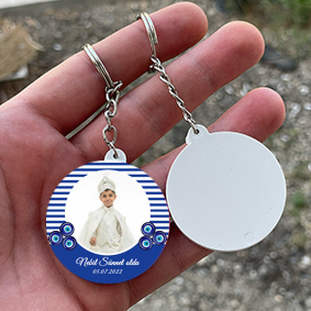 Mavi Çizgili Fonda Çintemani Nazar Boncukları ile Sünnet Temalı Daire Plastik Anahtarlık