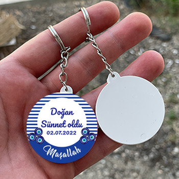 Mavi Çizgili Fonda Çintemani Nazar Boncukları ile Sünnet Temalı Daire Plastik Anahtarlık