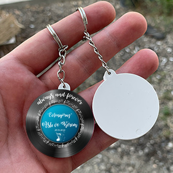 Mavi Fonlu Siyah Plak Temalı Daire Plastik Anahtarlık