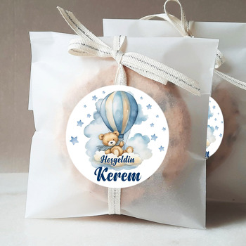 Mavi Krem Balonda Uçan Ayı Temalı Sticker
