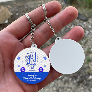 Mavi Maşallah ile Beyaz Fonda Sünnet Temalı Daire Plastik Anahtarlık