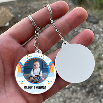 Mavi Turuncu Gökkuşağı ile Bulutlar Temalı Daire Plastik Anahtarlık