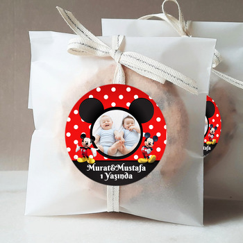 Mickey Mouse Kırmızı Fonda İkiz Temalı Resimli Sticker