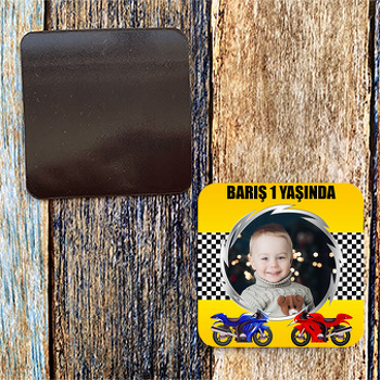 Motorsiklet ile Sarı Fon Temalı Doğum Günü Magnet