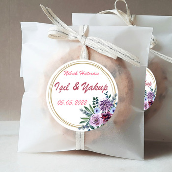Mürdüm ile Mor Çiçekler Temalı Sticker