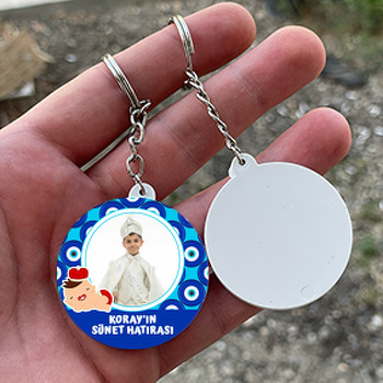 Nazar Boncuğu Fon ile Kırmızı Taçlı Sünnet Bebeği Temalı Daire Plastik Anahtarlık
