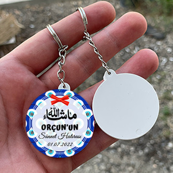 Nazar Boncuğu Fonda Kırmızı Kurdeleli Sünnet Temalı Daire Plastik Anahtarlık