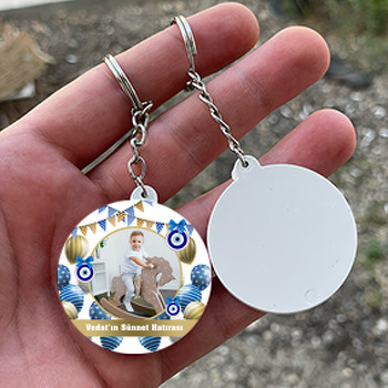 Nazar Boncuklu Flama ve Desenli Balonlarla Beyaz Fonda Sünnet Hatırası Temalı Daire Plastik Doğum Günü Anahtarlık