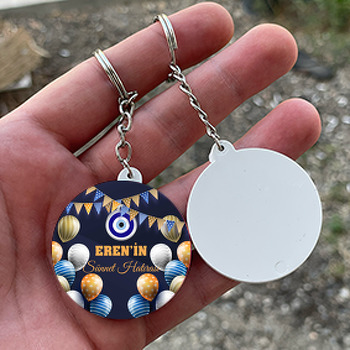 Nazar Boncuklu Flama ve Desenli Balonlarla Lacivert Fonda Sünnet Hatırası Temalı Daire Plastik Doğum Günü Anahtarlık