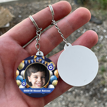 Nazar Boncuklu Flama ve Desenli Balonlarla Lacivert Fonda Sünnet Hatırası Temalı Daire Plastik Doğum Günü Anahtarlık