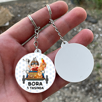 Neşeli Erkek Çocuğu ile Evcil Hayvanlar Temalı Daire Plastik Anahtarlık