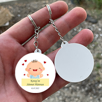 Neşeli Kalpli Bebek ile Sünnet Temalı Daire Plastik Anahtarlık