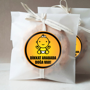 Oturan Kurdeleli Bebek ile Dikkat Bebek Var Temalı Sticker