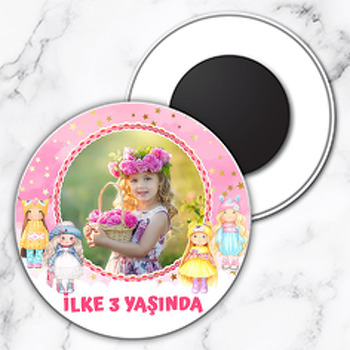 Oyuncak Bebekler ile Pembe Fon Temalı Daire Plastik Magnet