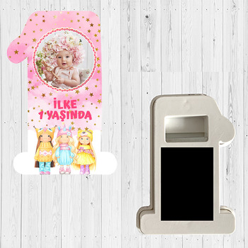 Oyuncak Bebekler ile Pembe Fon Temalı Doğum Günü Magnet Açacak