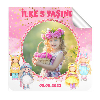 Oyuncak Bebekler ile Pembe Fon Temalı Kare Etiket