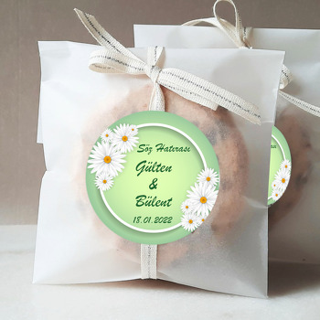 Papatyalar ile Yeşil Fon Temalı Sticker