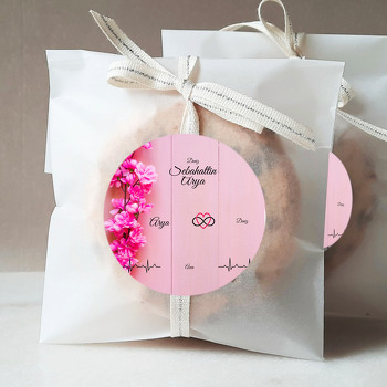 Pembe Ahşap Üzerinde Çiçekler Temalı Söz Nişan Nikah Sticker