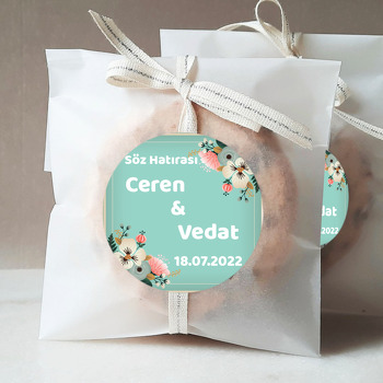 Pembe Beyaz Menekşeler ile Yeşil Fon Temalı Sticker