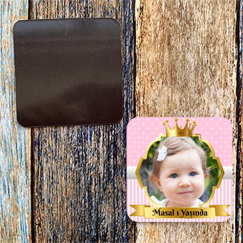 Pembe Beyaz Puantiye ile Gold Çerçeve Temalı Resimli Kare Doğum Günü Magnet