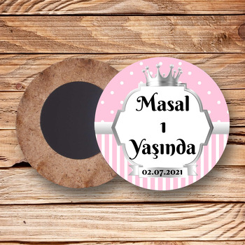 Pembe Beyaz Puantiye ile Gümüş Çerçeve Temalı Daire Ahşap Magnet
