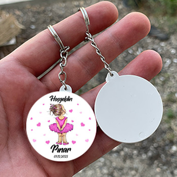 Pembe Elbiseli Balerin Kız ile Kalpler Temalı Daire Plastik Doğum Günü Anahtarlık