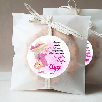Pembe Elbiseli Kız Çocuğu ile Ayıcık Temalı Sticker