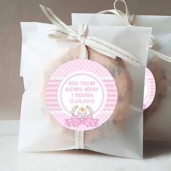 Pembe Fiyonklu Bebek Temalı Sticker