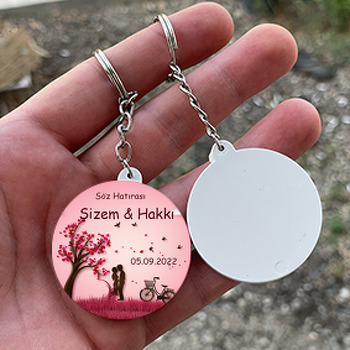 Pembe Fonda Kalpli Ağaç ve Sevgililer Temalı Daire Plastik Anahtarlık