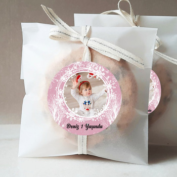 Pembe Fonda Kar Taneleri ile Kış Ağaçları Temalı Sticker