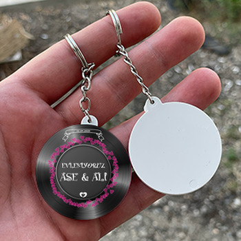 Pembe Kalpli Siyah Beyaz Plak Temalı Daire Plastik Anahtarlık