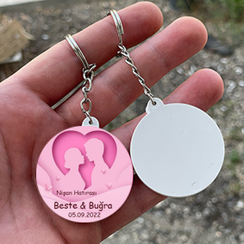 Pembe Kalpte Sevgililer ile Kelebekler Temalı Daire Plastik Anahtarlık