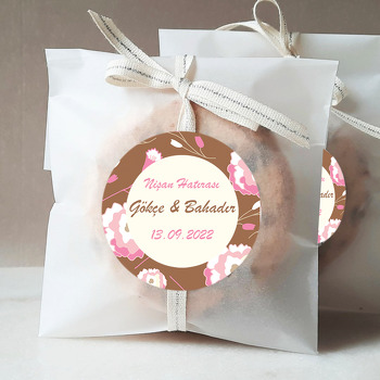 Pembe Karamfiller ile Kahverengi Fon Temalı Sticker