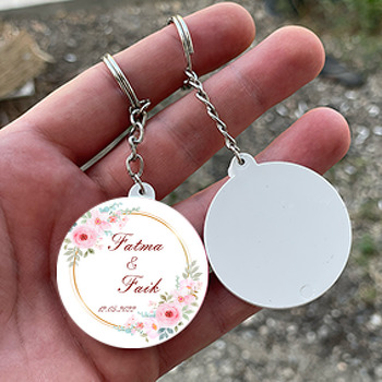 Pembe Kır Çiçekleri ile Gold Çerçeve Temalı Daire Plastik Anahtarlık