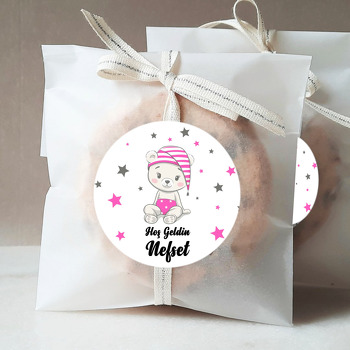 Pembe Kukuletalı Ayıcık Temalı Sticker