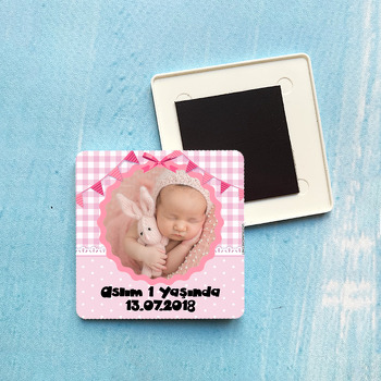 Pembe Kurdele Temalı Kare Plastik Kare Magnet
