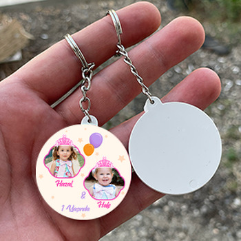 Pembe Taçlı İkiz ile Krem Fon Temalı Daire Plastik Anahtarlık