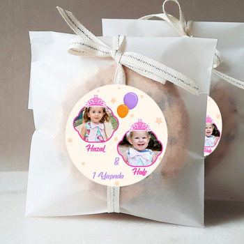 Pembe Taçlı İkiz ile Krem Fon Temalı Sticker