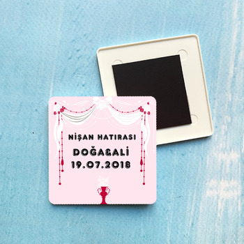Pembe ve Beyaz Perde Temalı Söz Nişan Plastik Kare Magnet