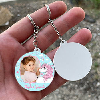 Pembe Yeleli Unicorn ile Mavi Desenli Fon Temalı Daire Plastik Doğum Günü Anahtarlık